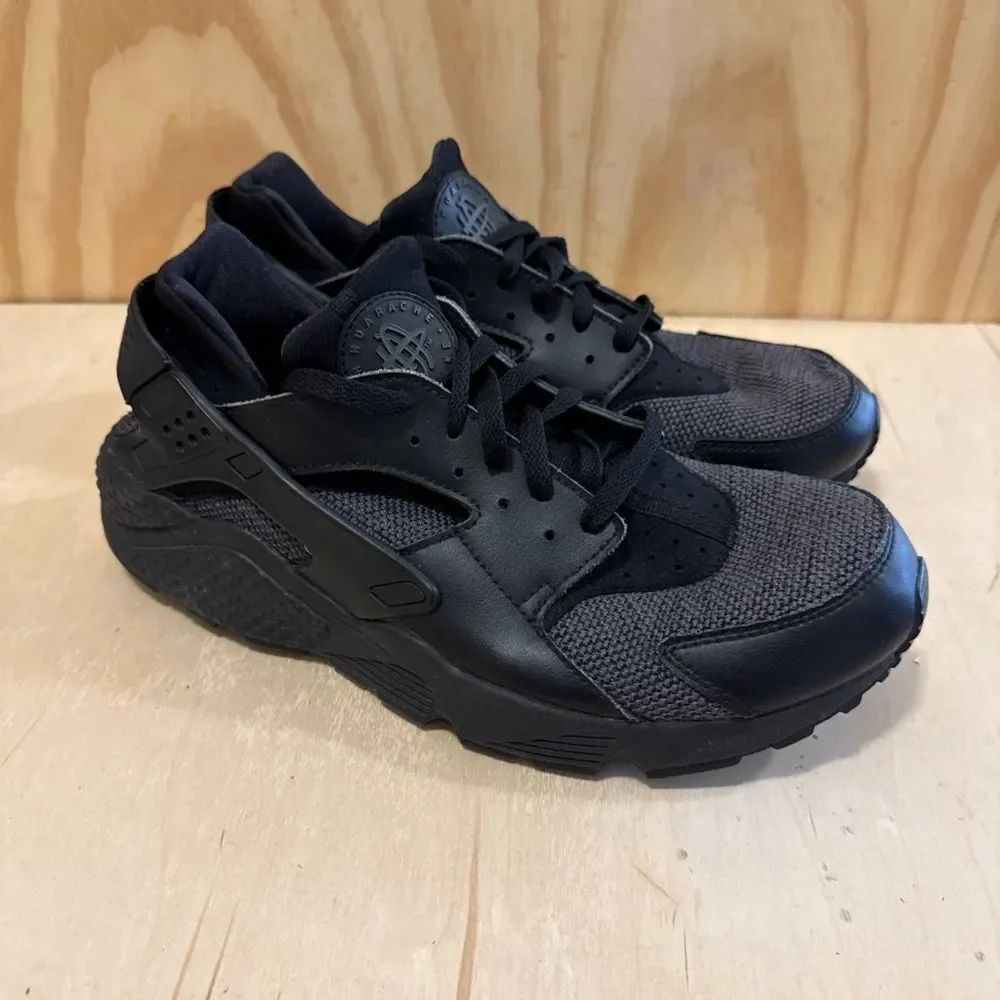 Nike Air Huarche Black/Dark Gray Black Cross Trainer Men’s Size 11.5